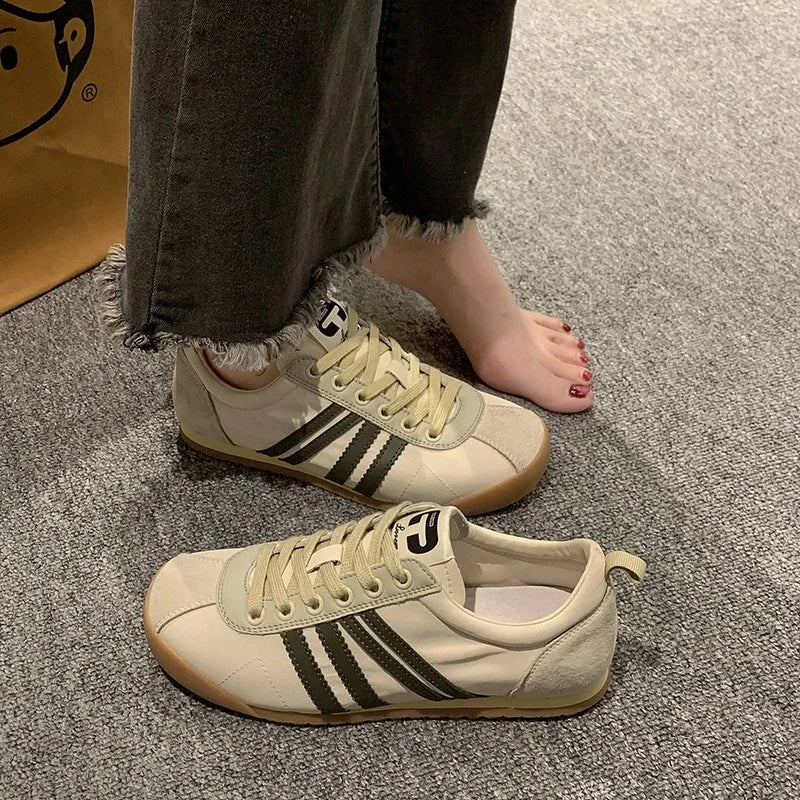 Comfortable casual lace-up sneakers