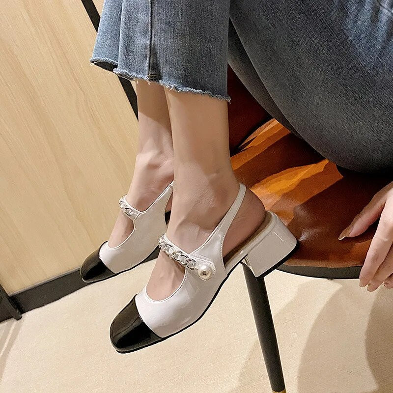 Two-tone low-heeled shoe