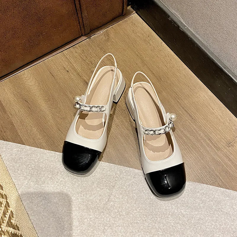 Two-tone low-heeled shoe