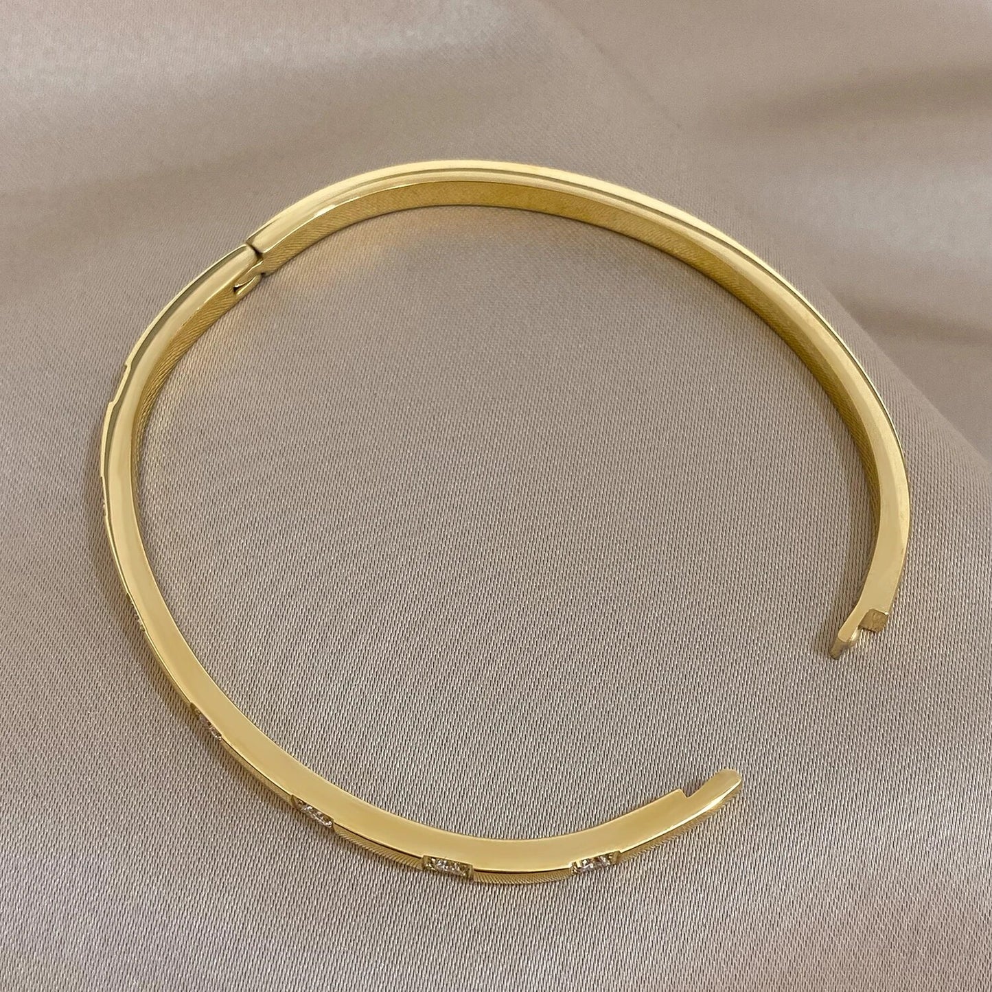 Bracelets with zirconia inlaid in steel