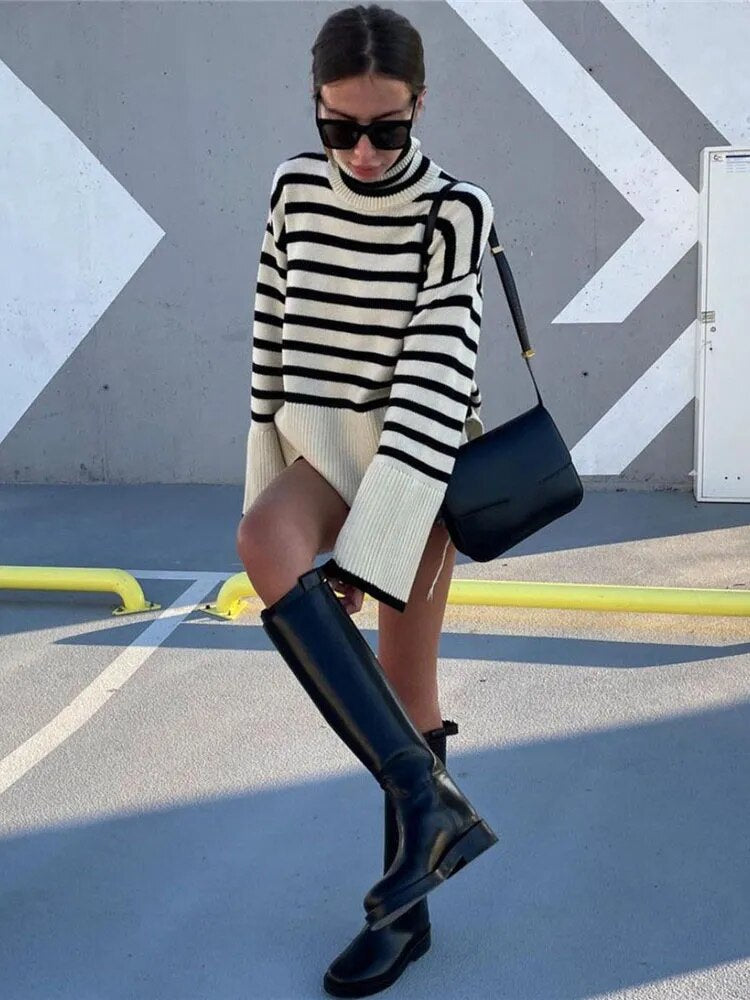 Loose sweater with black and white stripes