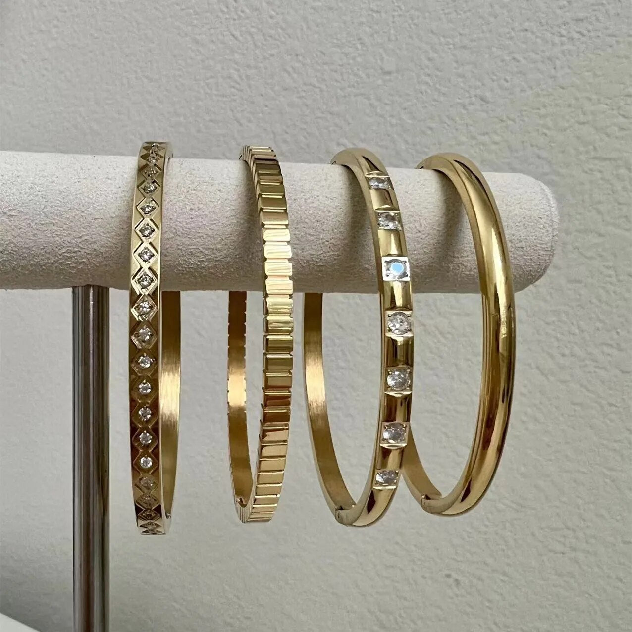 Women's bracelets with zirconia pendant